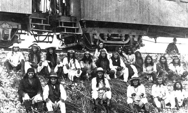 auf dem Weg mit der Eisenbahn nach Florida in die Kriegsgefangenschaft; in der Mitte unten Naiche, rechts von ihm Geronimo