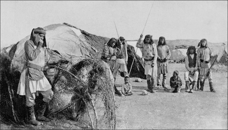Apache-Camp in San Carlos; Apachen bei einem beliebten Spiel, bei dem Stäbe durch einen rollenden Reifen geworfen werden (Foto: Public Domain)