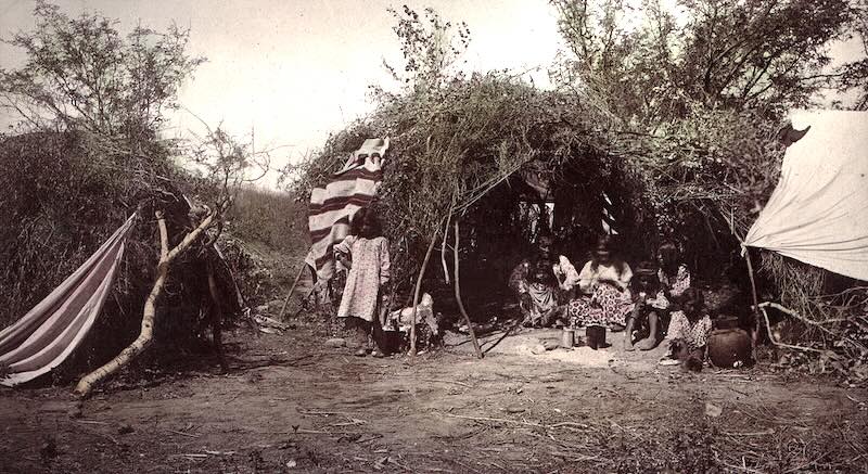 Chiricahua-Apache-Medizinmann mit Familie vor Wickiup, ca. 1883