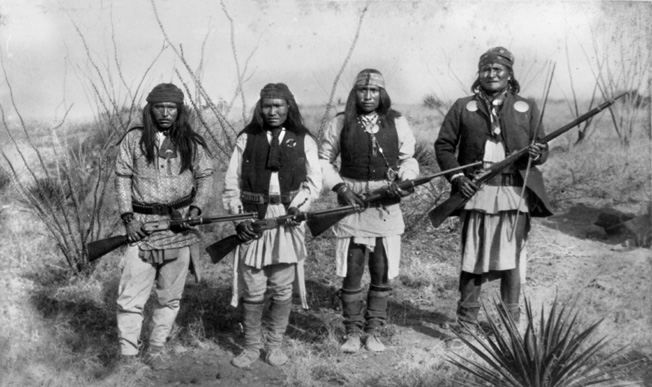 aufgenommen während der Kapitualitionsverhandlungen 1886; von links nach rechts: Fun, Chappo (Sohn von Geronimo), Yanozha, Geronimo