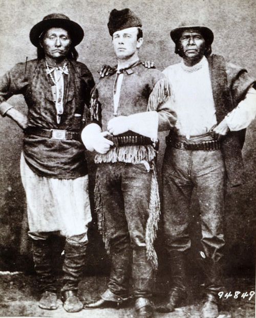 John Clum in der Mitte, mit Diablo (Häuptling der White Mountain Apache) und Eskiminzim (Häuptling der Aravaipa-Apachen), ca. 1875 