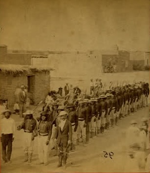 John Clum (rechts vorne) mit seiner Indianer-Polizei, Foto vor 1881