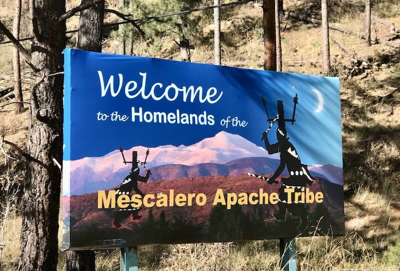 Willkommens-Schild am Beginn der Mescalero Apache Reservation, New Mexico