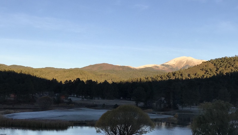 Reservat des Mescalero Apache Tribe in den Sacramento Mountains, New Mexico: Mescalero Lake, im Hintergrund Sierra Blanca