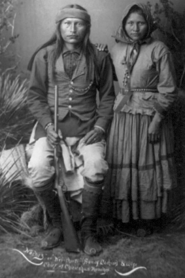 Naiche, Sohn von Cochise, mit seiner Ehefrau Nadeyole (ca. 1884); von Cochise gibt es kein Foto, Naiche soll ihm sehr ähnlich gesehen haben