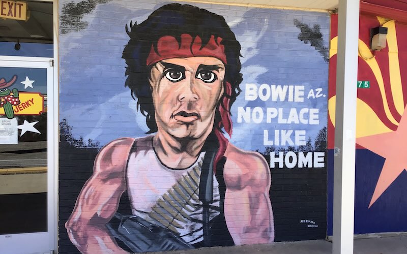 Rambo-Gemälde an der Tankstelle bei Bowie: No Place Like Home