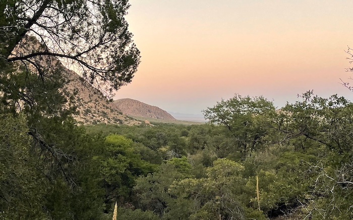 Sonnenuntergang bei der Cochise Stronghold in den Dragoon Mountains mit Blick ins Tal