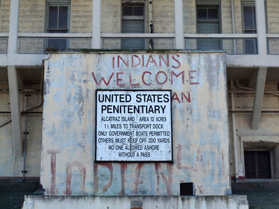 „Indians welcome“ und „Indian Land“ haben die Besetzer 1969 auf das Hauptgebäude von Alcatraz geschrieben