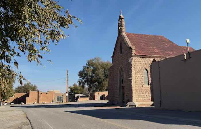 Ohkay Owingeh Pueblo: Kirche und Pueblo
